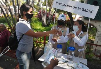 Reparten suero oral en la plazuela República en Mazatlán