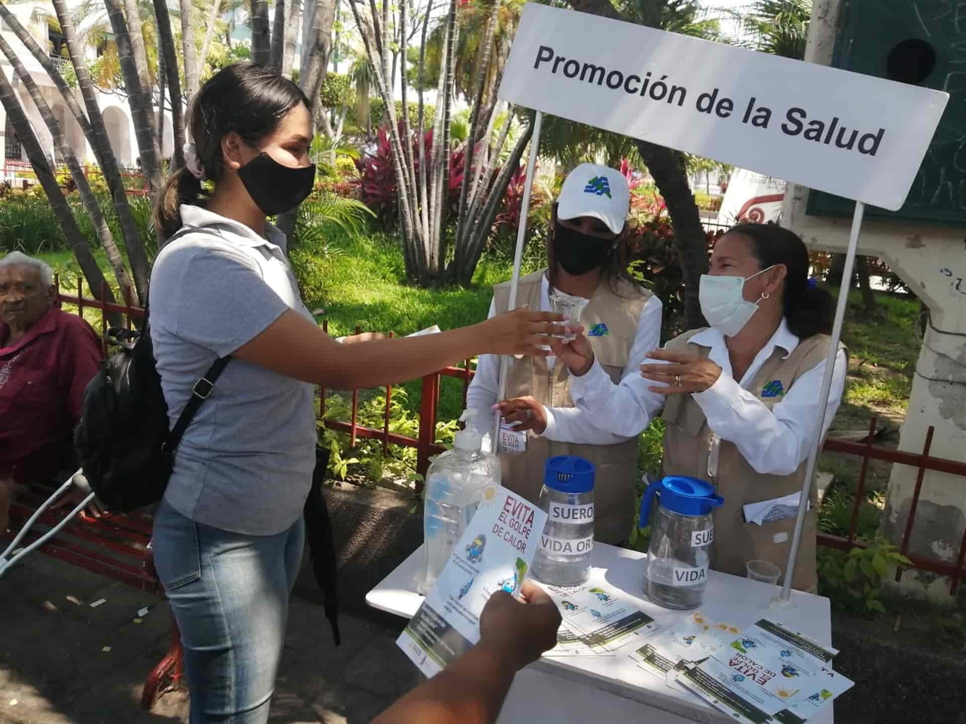 Reparten suero oral en la plazuela República en Mazatlán
