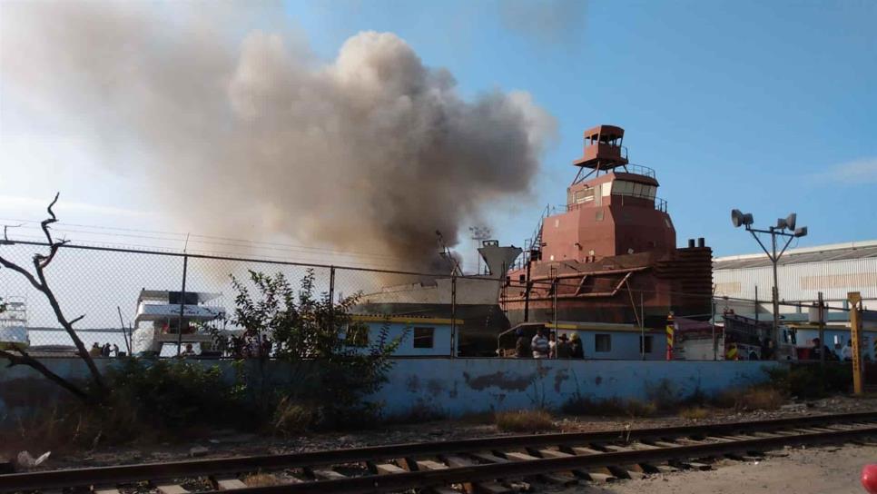 Se incendia barco atunero en astillero de Mazatlán