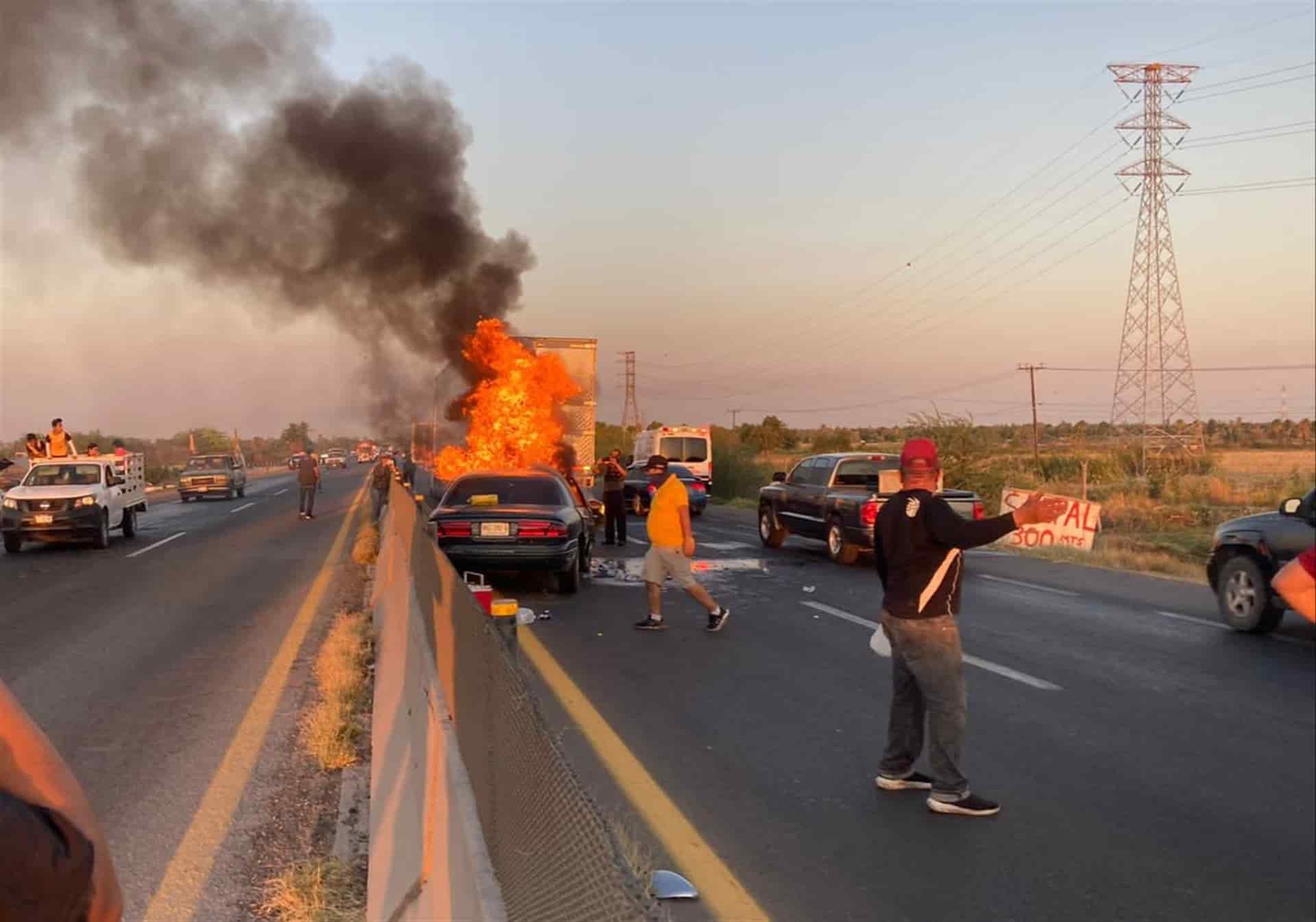 Vehículo choca y termina calcinado en la México 15 en el Estero de Juan José Ríos