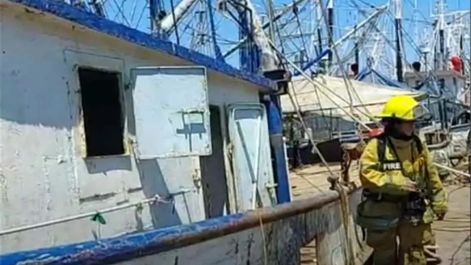 Se quema otro barco en Mazatlán, ahora en el Parque Bonfil