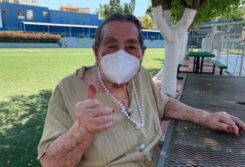 A sus 85 años y a pesar de dificultades, acude a votar