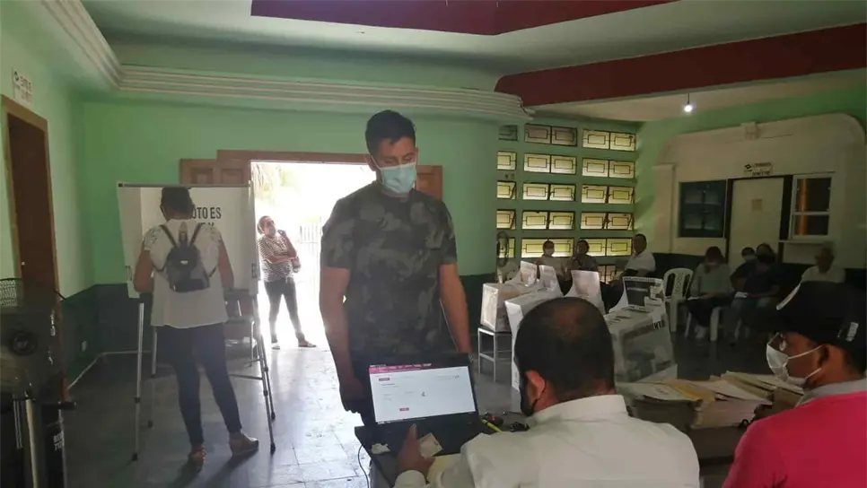 Personas del sur del país acuden a casillas especiales de El Fuerte y Choix