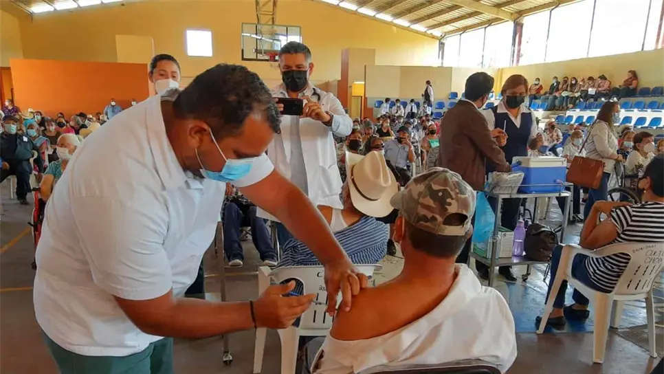 Invitan a la población de 40 a 49 años a registrarse para recibir vacuna anti covid