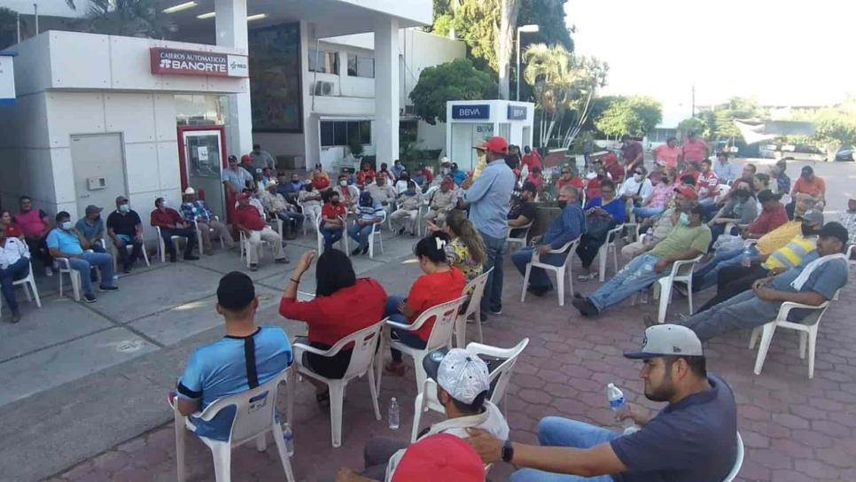 Sindicalizados levantan plantón en Palacio Municipal de Guasave