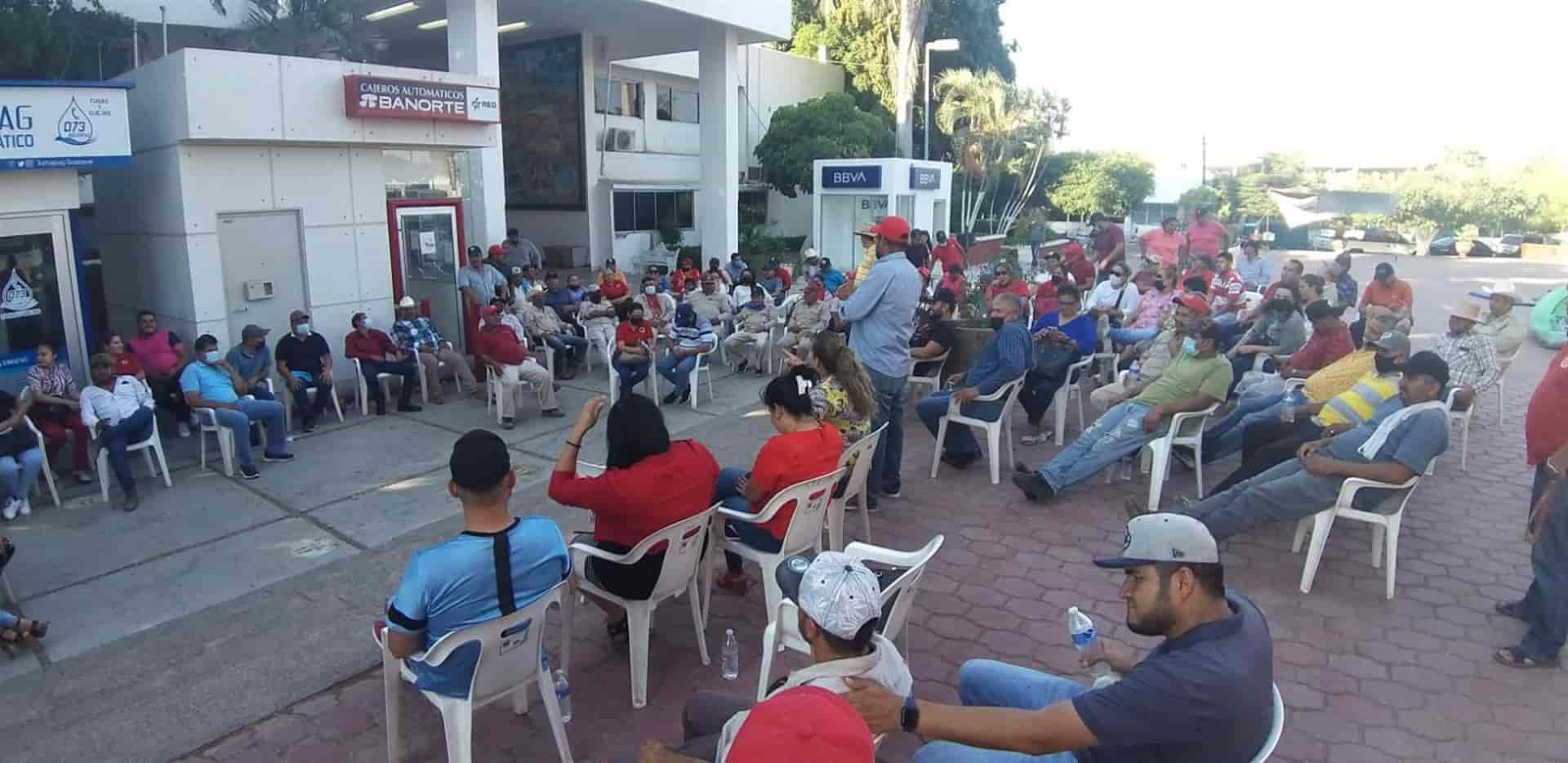 Sindicalizados levantan plantón en Palacio Municipal de Guasave