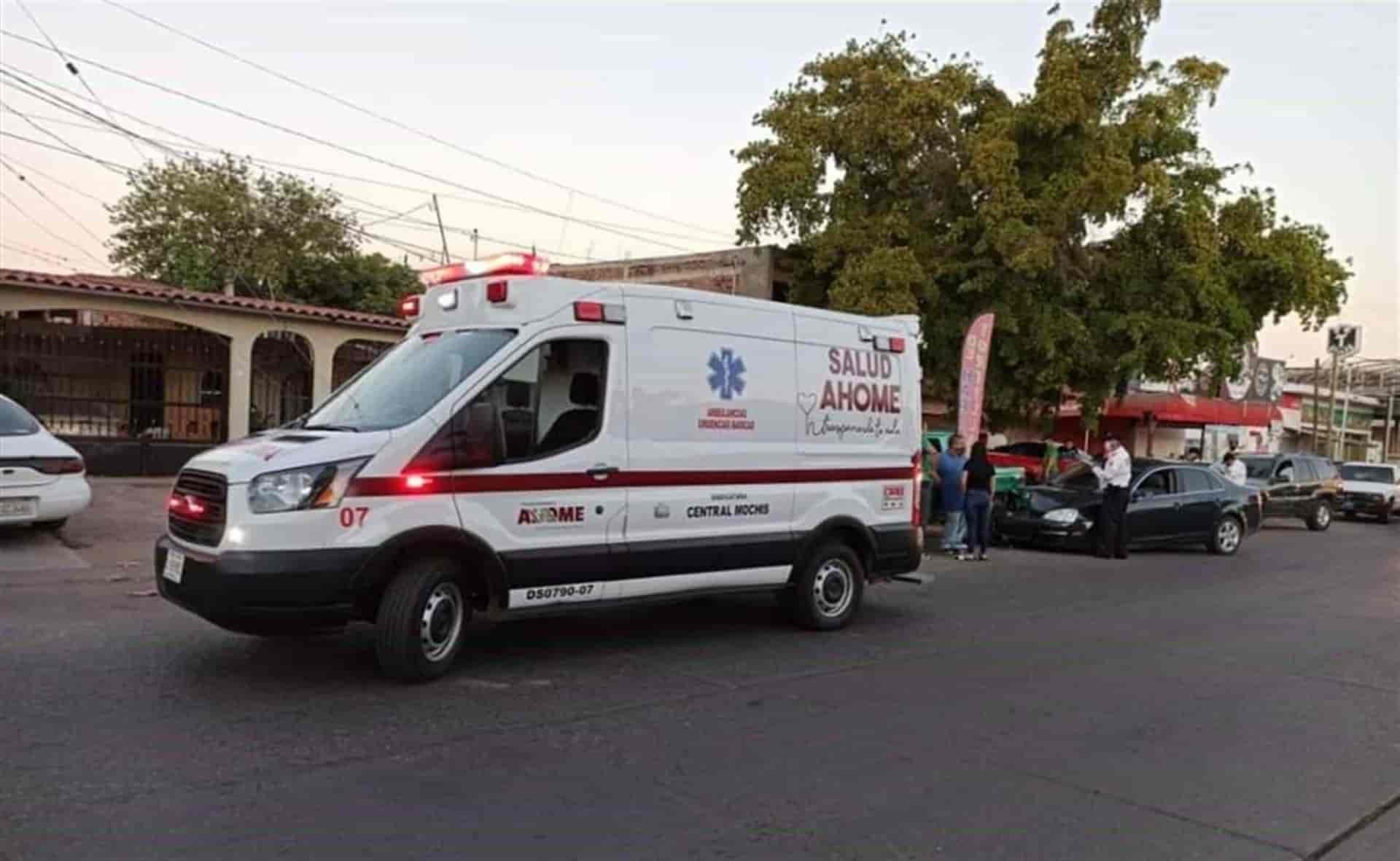 Caída de estructura deja a tres personas lesionadas en Los Mochis