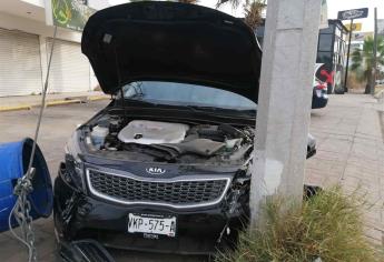 Conductor queda herido al chocar contra un poste en Culiacán