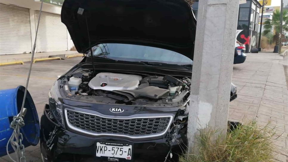 Conductor queda herido al chocar contra un poste en Culiacán