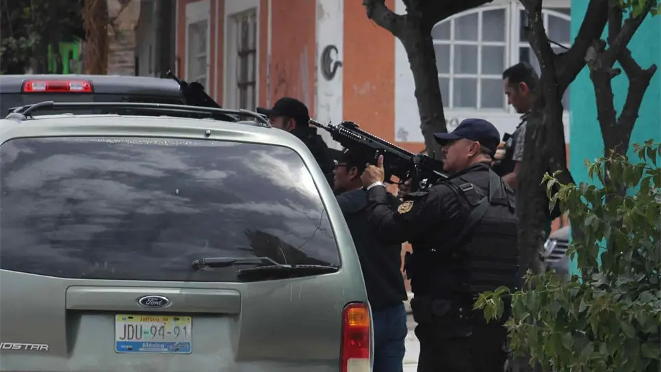 Integrantes de la policía estatal y Fiscalía del Estado de Jalisco, montan un operativo en la colonia las Huertas del municipio de Tlaquepaque, estado de Jalisco (México). EFE/Archivo