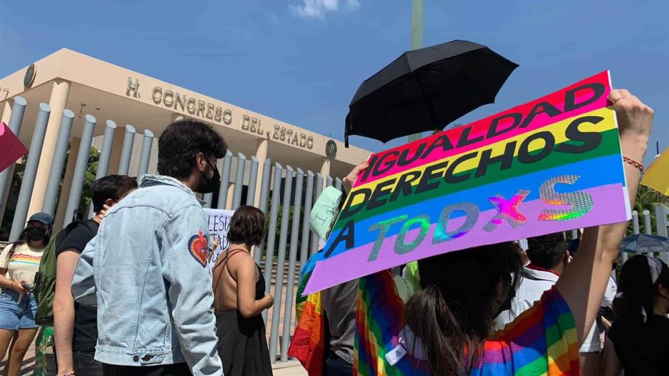 Entre rezos y canciones, Comunidad LGBT y Vía Familia se confrontan en el Congreso