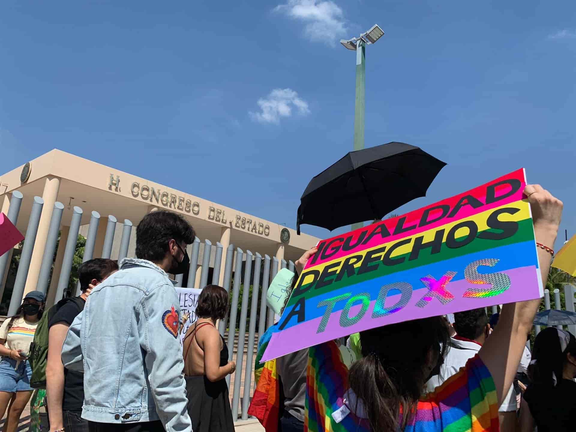 Entre rezos y canciones, Comunidad LGBT y Vía Familia se confrontan en el Congreso