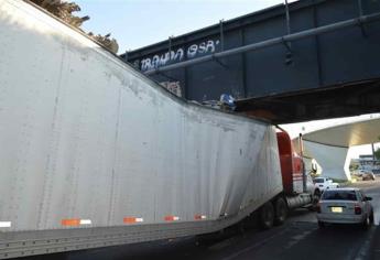 Traileros foráneos son los que se atoran en el Puente Negro: Tránsito