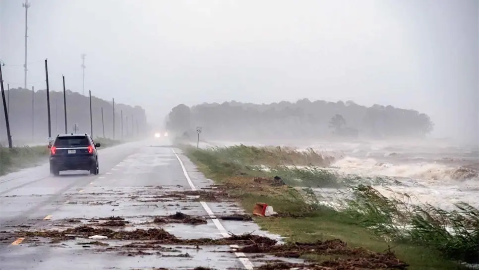 Un coche conduce por una carretera mientras se aproxima una tormenta tropical a EEUU. EFE/EPA/DAN ANDERSON/Archivo