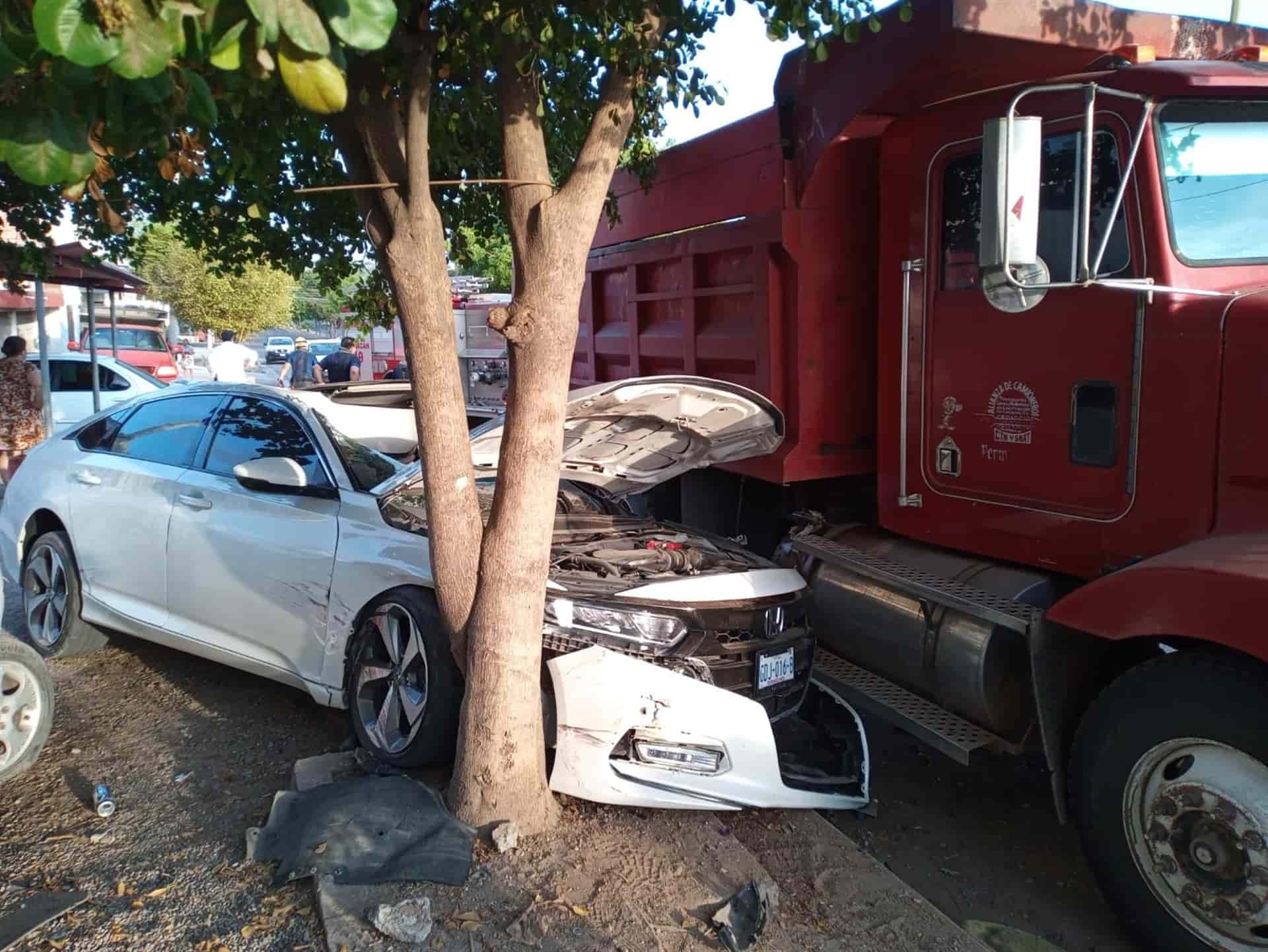 Conductor choca contra góndola estacionada en Culiacán