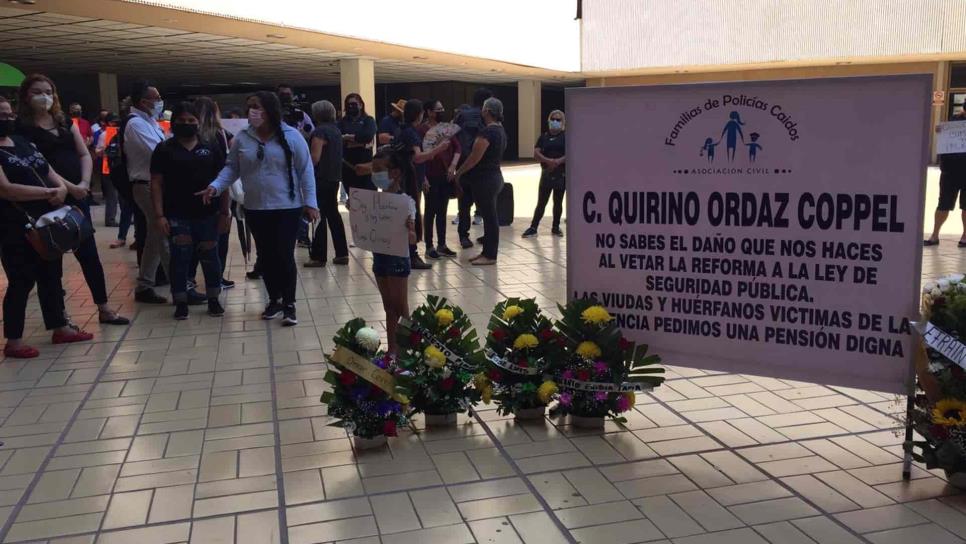 Se manifiestan policías y viudas en Palacio de Gobierno