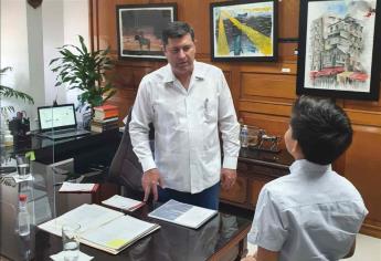 Recibe alcalde de Ahome al pequeño Maximiliano Ruiz