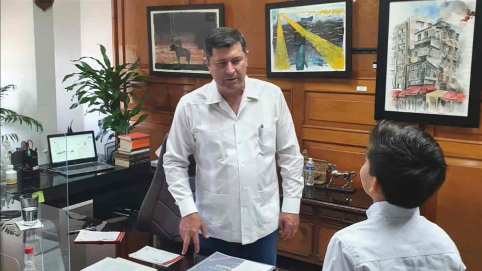 Recibe alcalde de Ahome al pequeño Maximiliano Ruiz