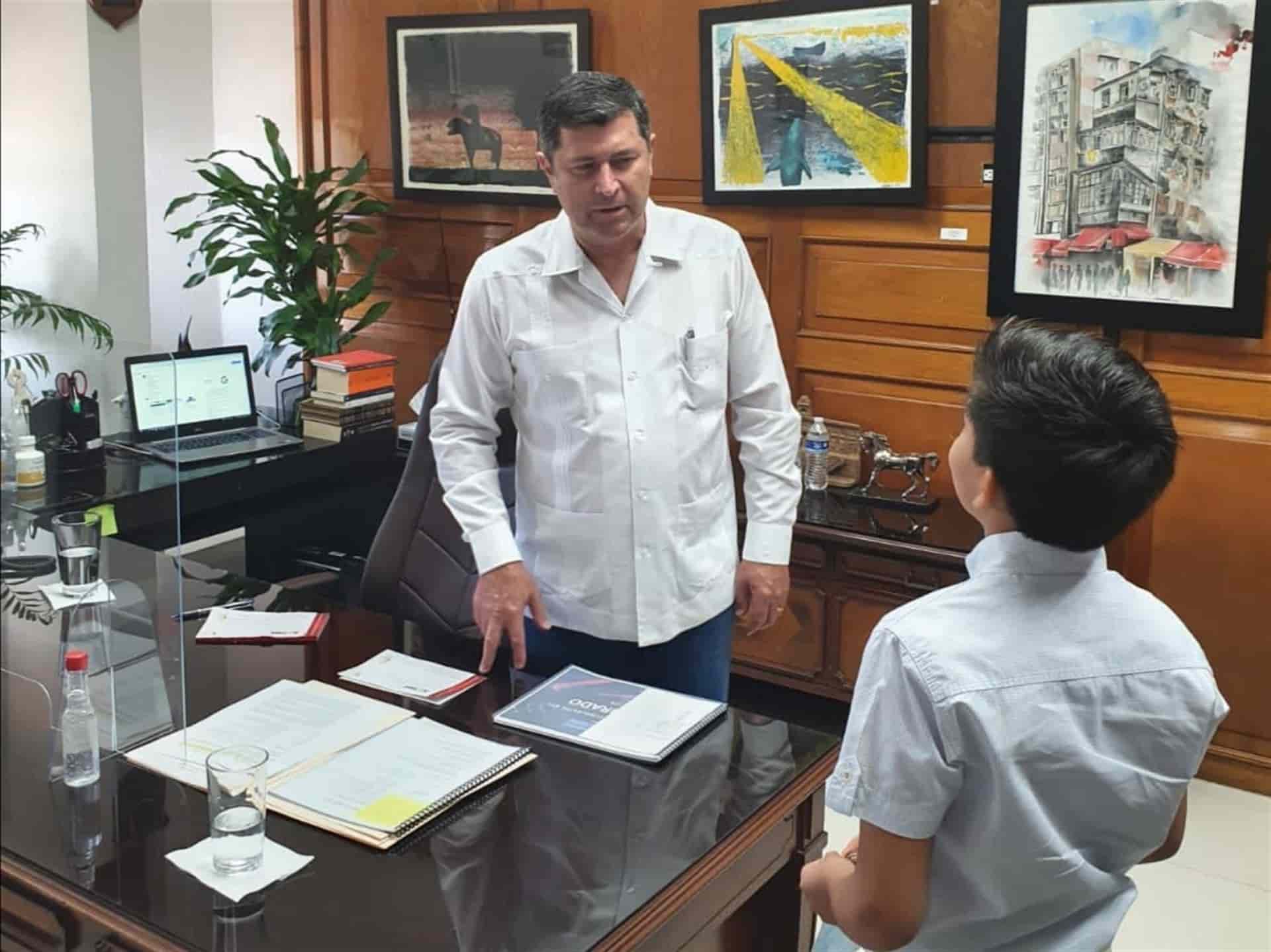 Recibe alcalde de Ahome al pequeño Maximiliano Ruiz
