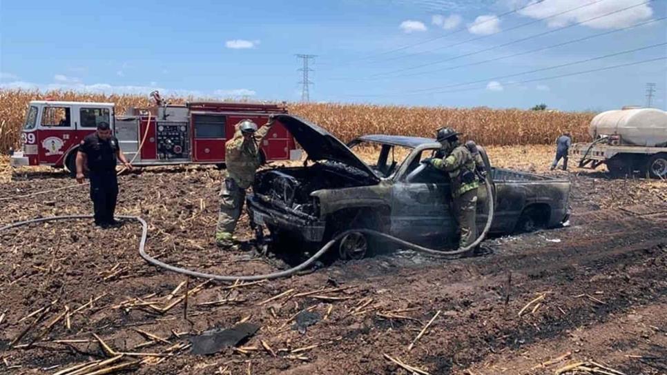 Se incendia camioneta en Paredones, termina calcinada