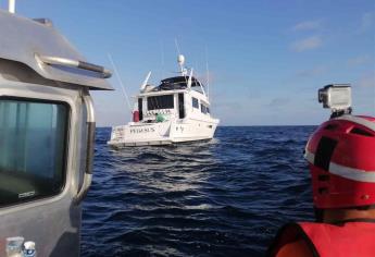 Rescatan a dos personas que estaban a la deriva en un yate en la costa de Mazatlán