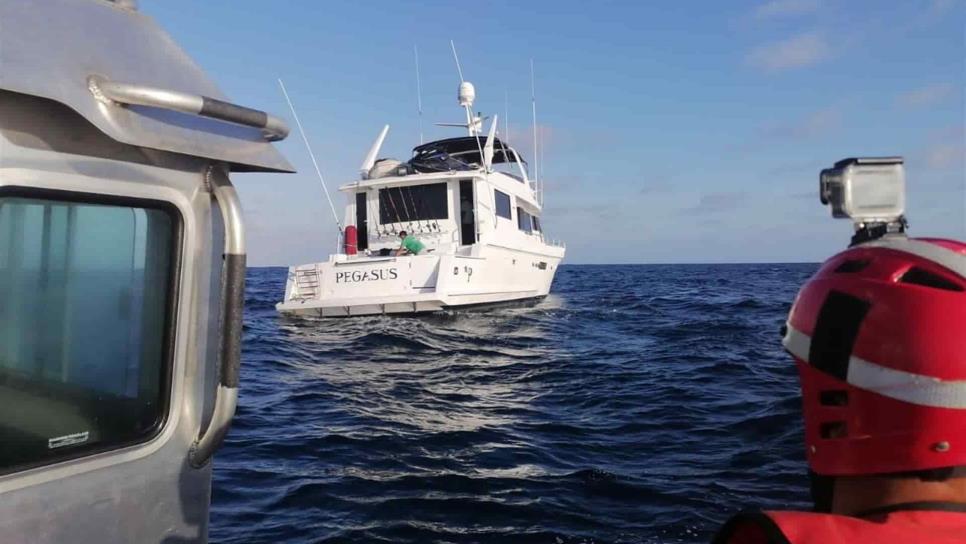 Rescatan a dos personas que estaban a la deriva en un yate en la costa de Mazatlán