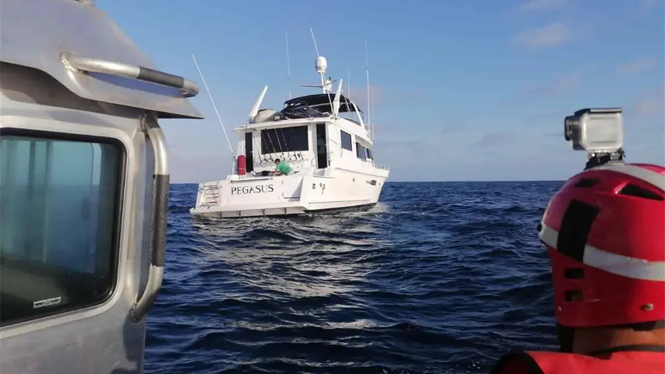 Rescatan a dos personas que estaban a la deriva en un yate en la costa de Mazatlán