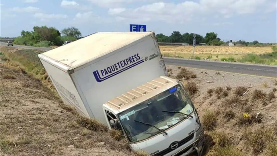 Se accidentan dos hombres en un camión de una paquetería