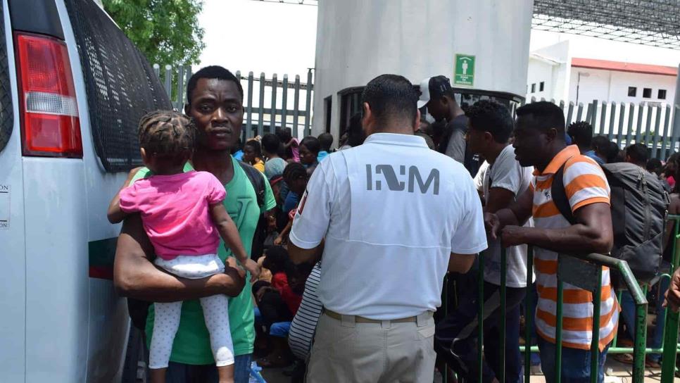 Interceptan a 108 migrantes hacinados en un autobús en el sur de México