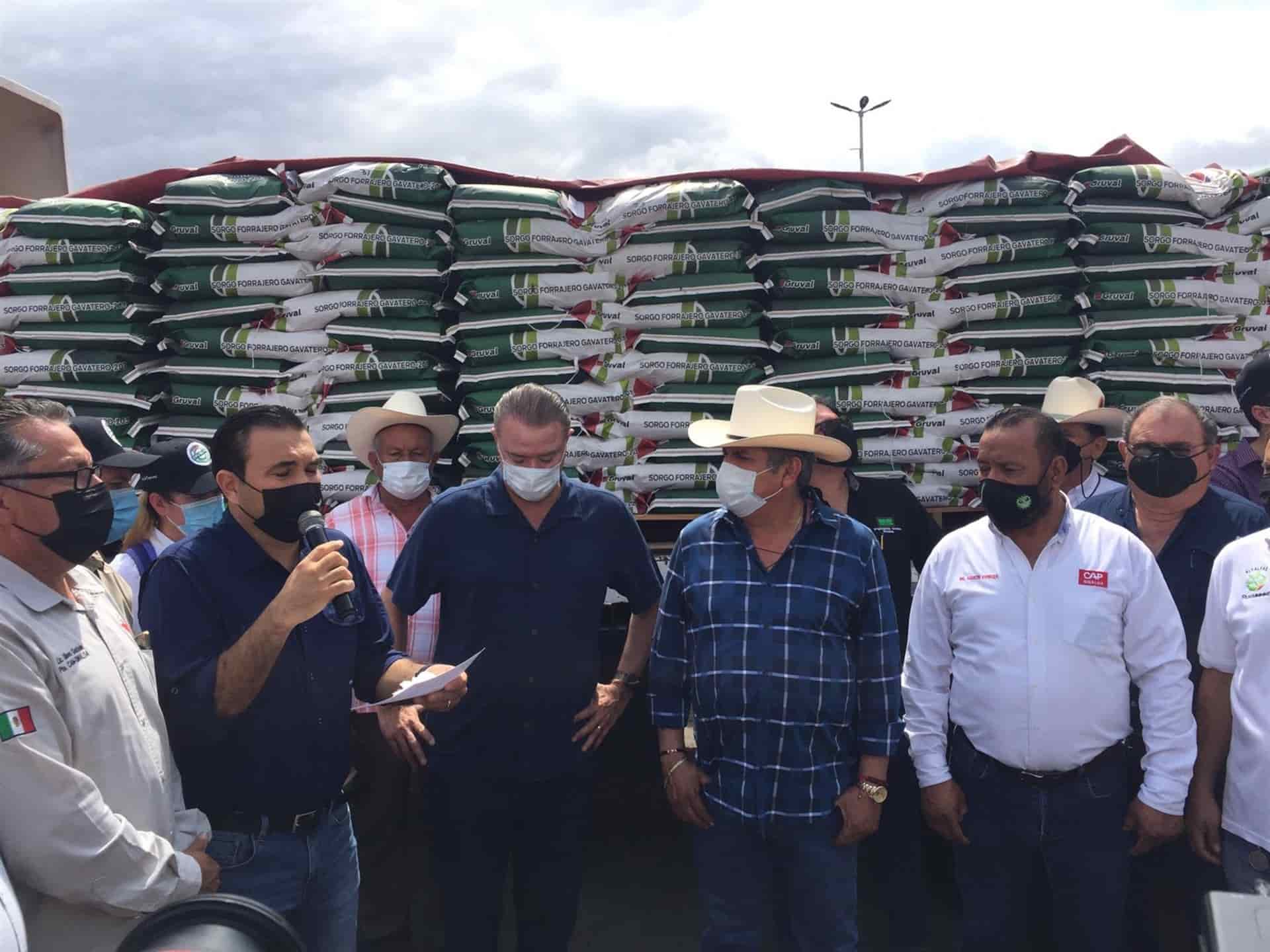 Entrega Quirino apoyos a productores temporales