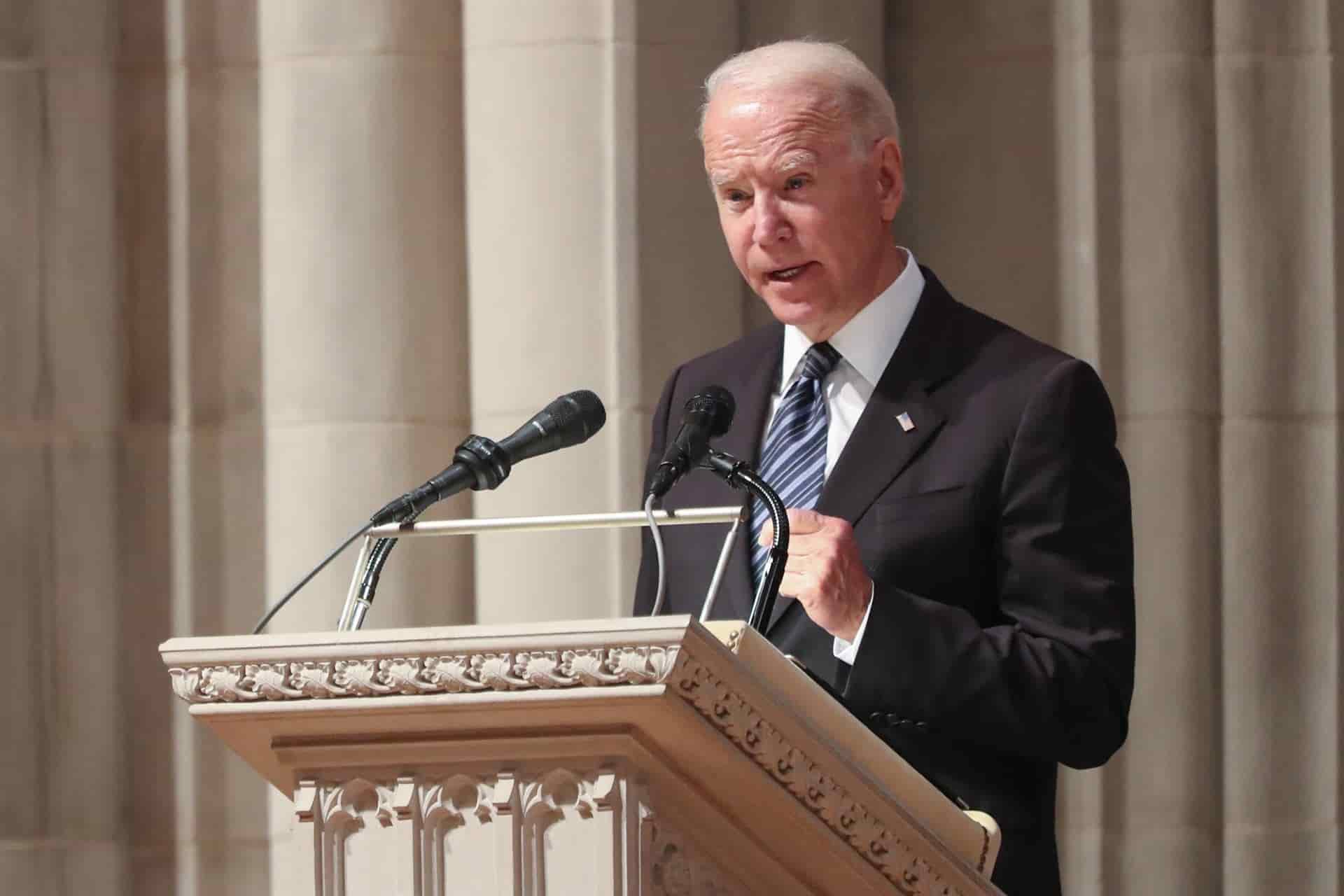 Biden busca reducir los homicidios con control de armas y apoyo a la Policía