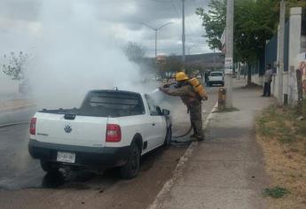 Se quema vehículo por presunto cortocircuito