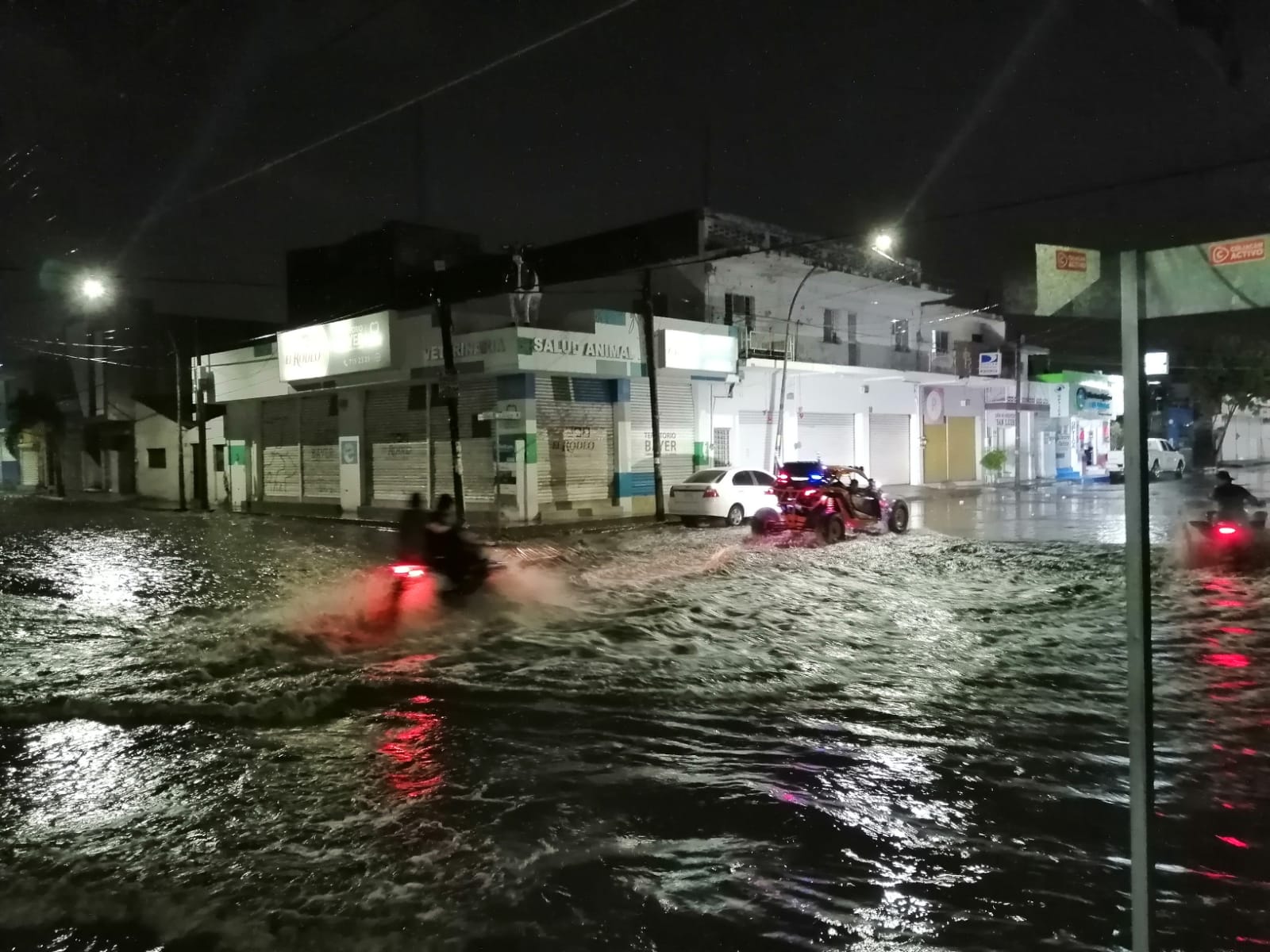 Se registra aguacero en el centro de Culiacán