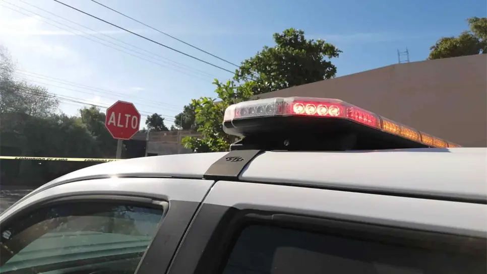 Tren arrolla un auto al intentar ganarle el paso en Escuinapa