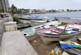 En Playa Norte suben lanchas al malecón tras alerta de huracán