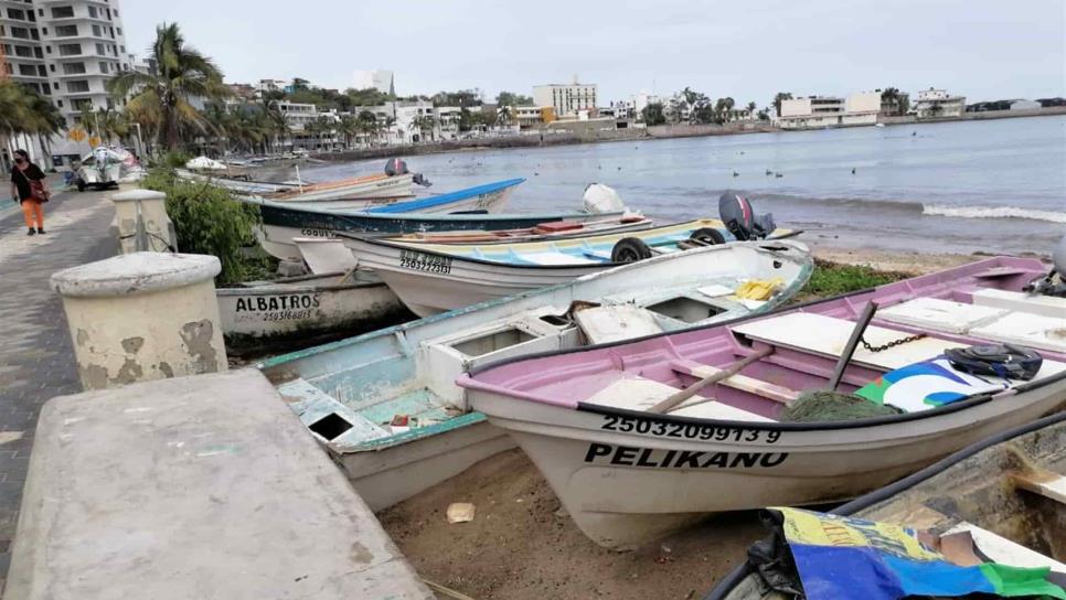 En Playa Norte suben lanchas al malecón tras alerta de huracán