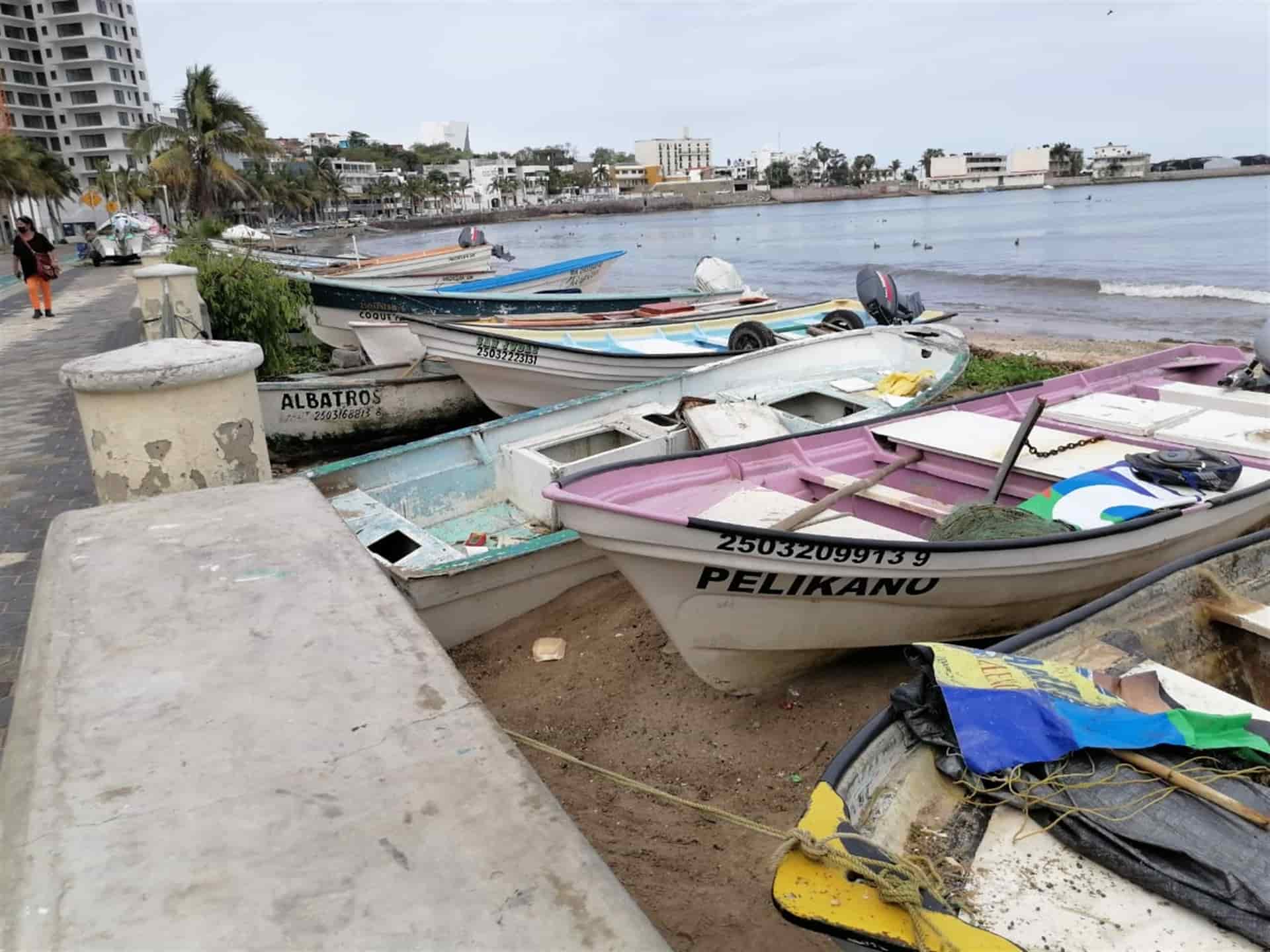 En Playa Norte suben lanchas al malecón tras alerta de huracán
