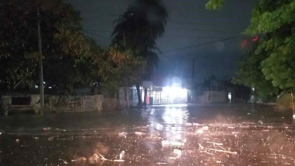 Lluvias provocan fuertes encharcamientos en calles de Culiacán