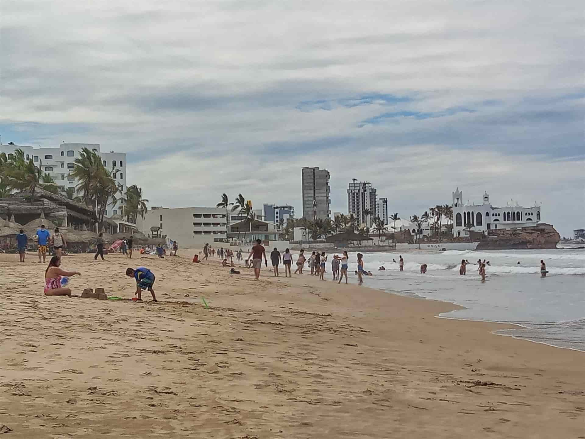 Podrían restringir acceso a playas mazatlecas por alerta de huracán Enrique