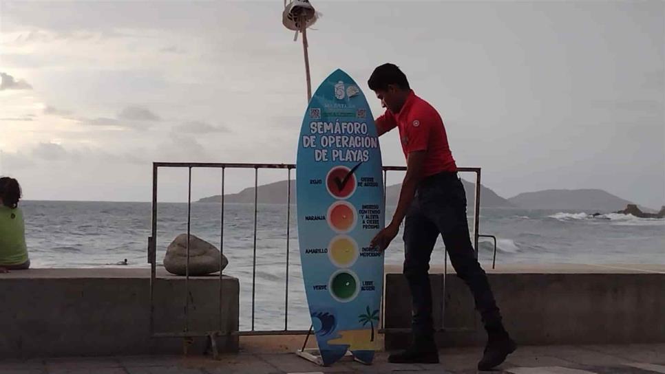 Cierran playas en Mazatlán por mal tiempo