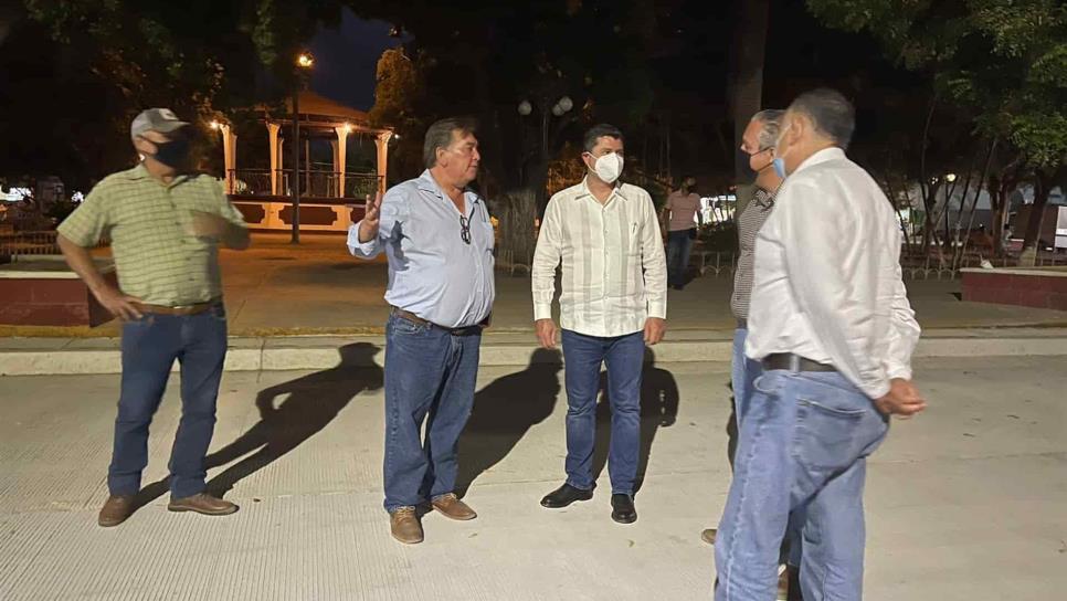 Alcalde de Ahome supervisa avances de los trabajos de pavimentación en Higuera de Zaragoza