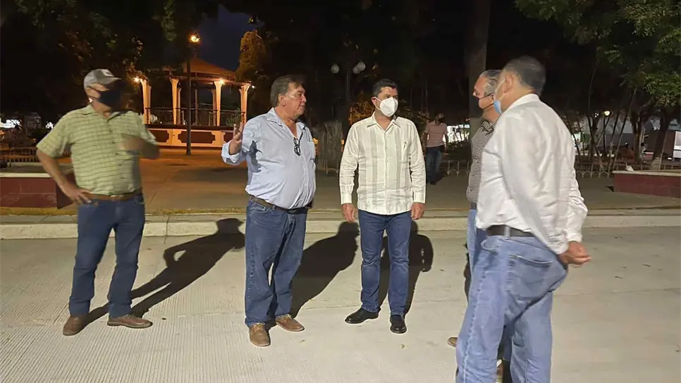 Alcalde de Ahome supervisa avances de los trabajos de pavimentación en Higuera de Zaragoza