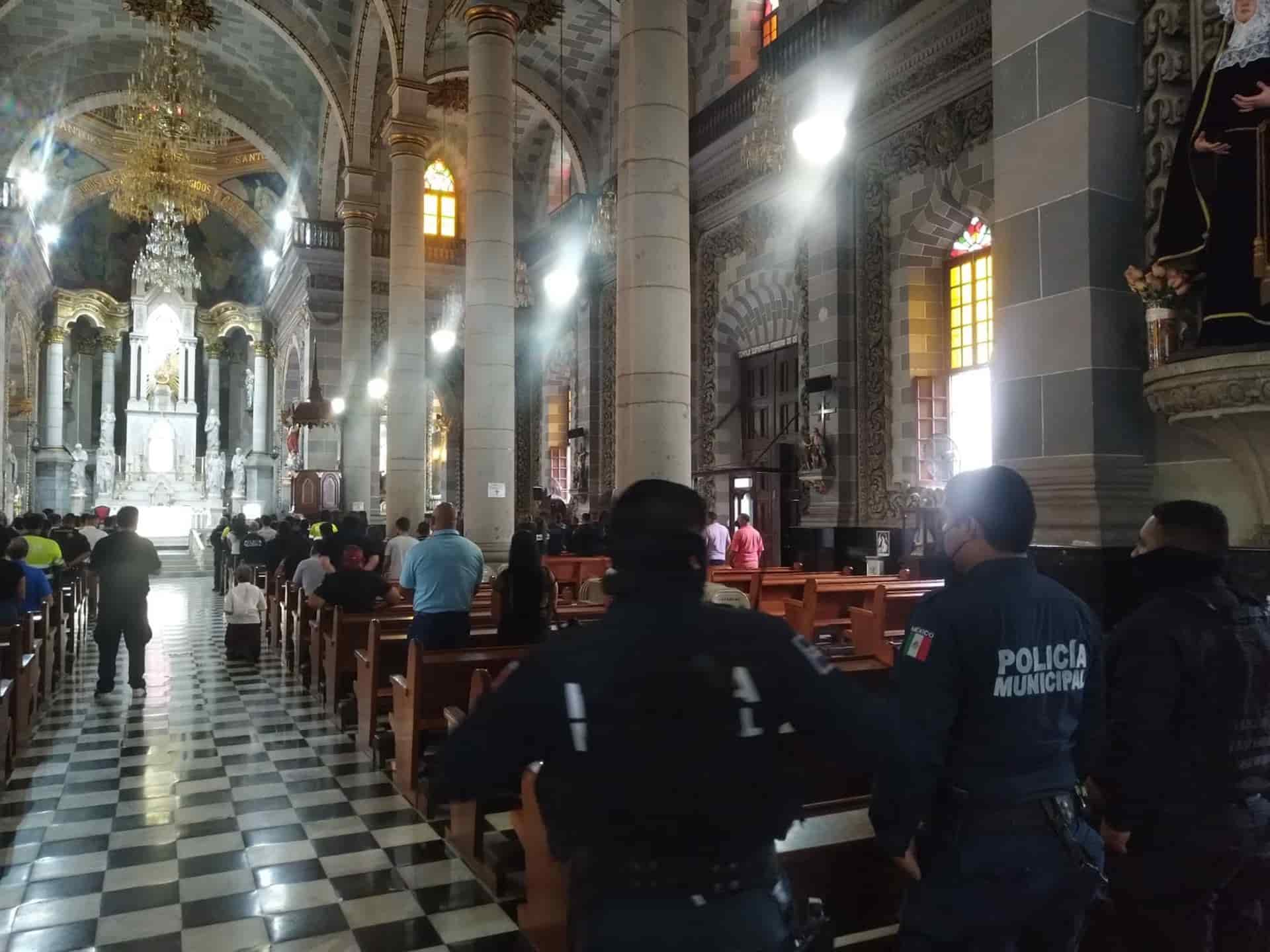 Con trabajo y ante la alerta de tormenta, policías celebran su día