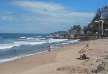 Con precauciones, abren playas de Mazatlán a los bañistas