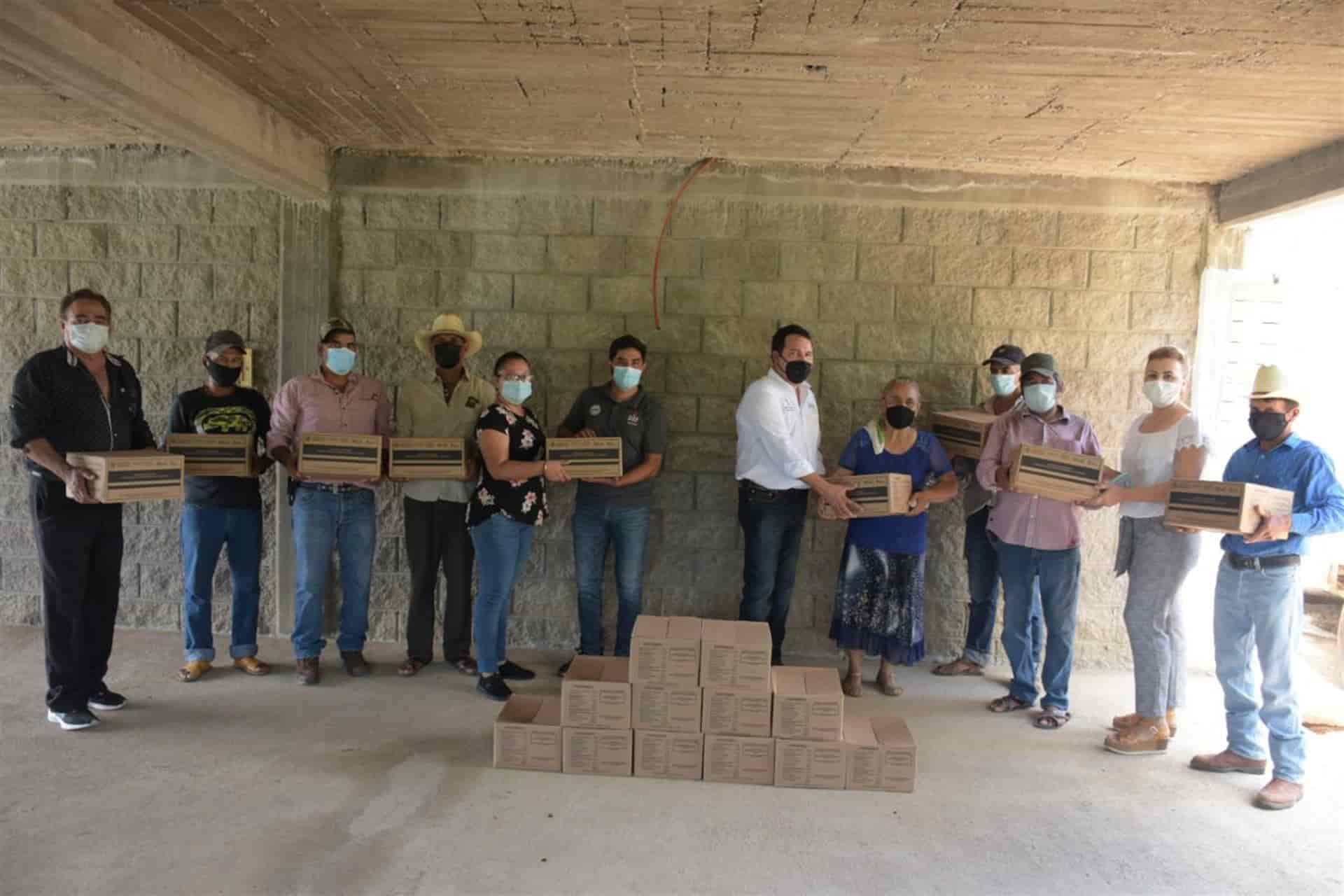 Entregan despensas a pescadores del municipio de Choix