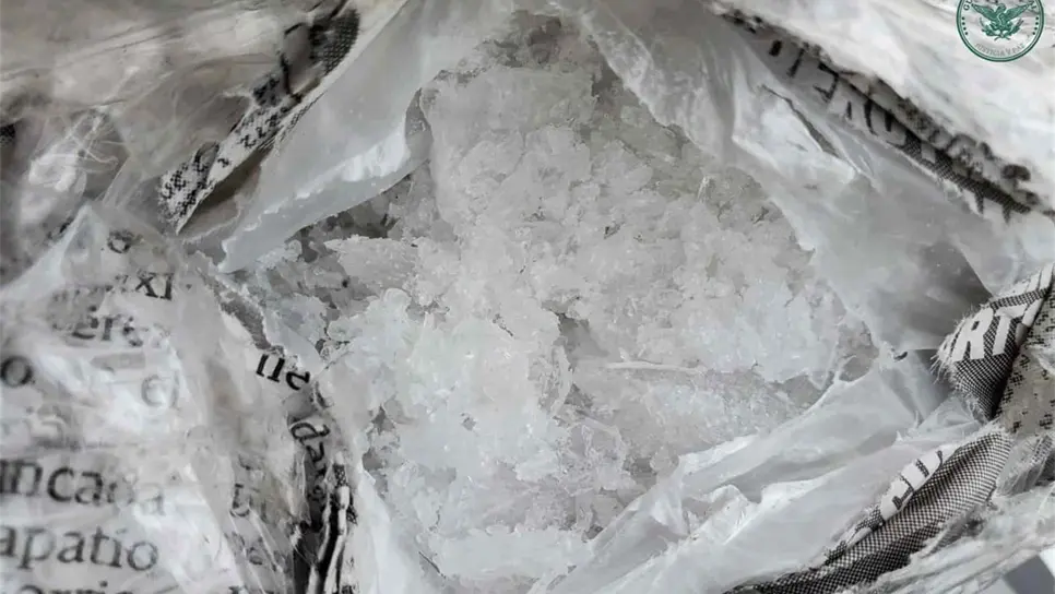 Hallan más de 6 kilos de metanfetamina dentro de futbolito en una paquetería de Culiacán