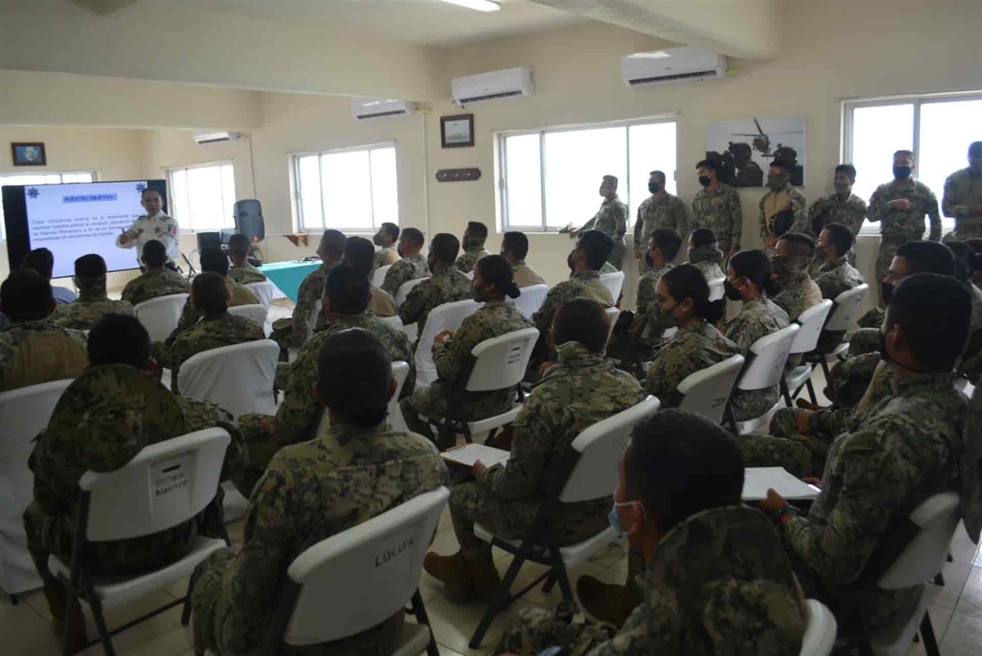 Tránsito de Ahome enseña manejo defensivo a elementos de la Marina