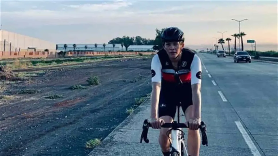 María Espinoza muestra su faceta de ciclista en la carretera Mochis-Topolobampo