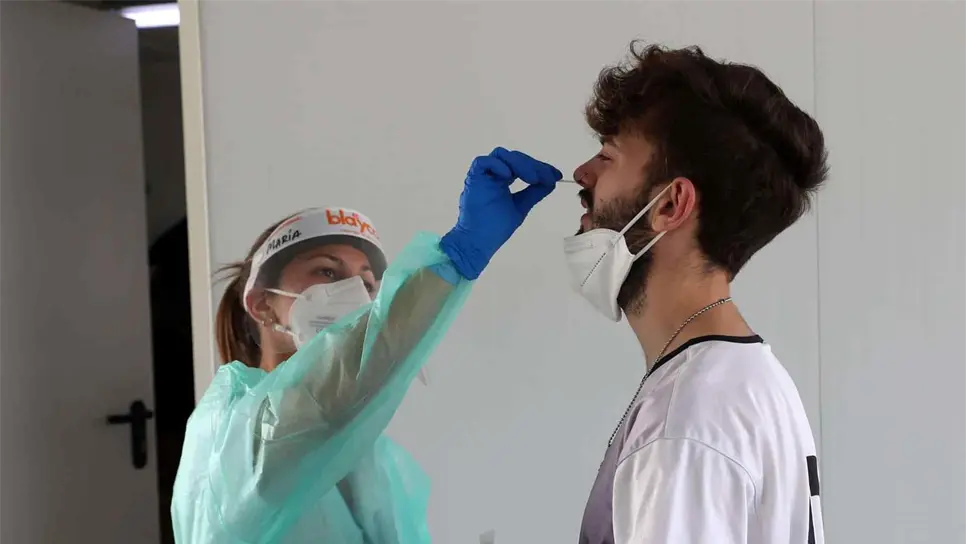 España vuelve a riesgo extremo de covid: 252 casos de media y 814 en jóvenes