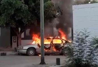 Automóvil se quema por completo en el sector Villa del Cedro